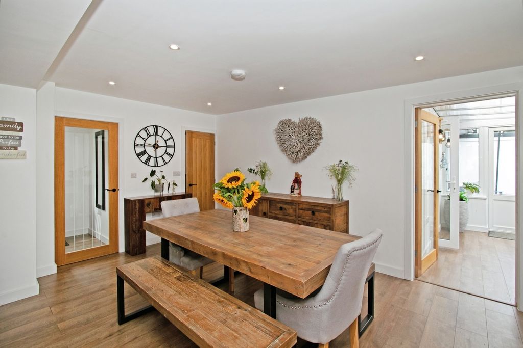 Property photo 3 of 21 Dining