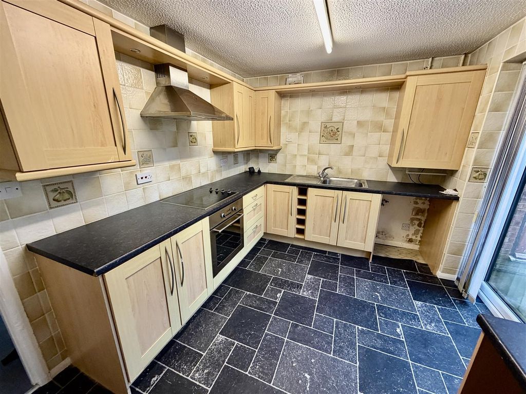 Property photo 3 of 8 Kitchen