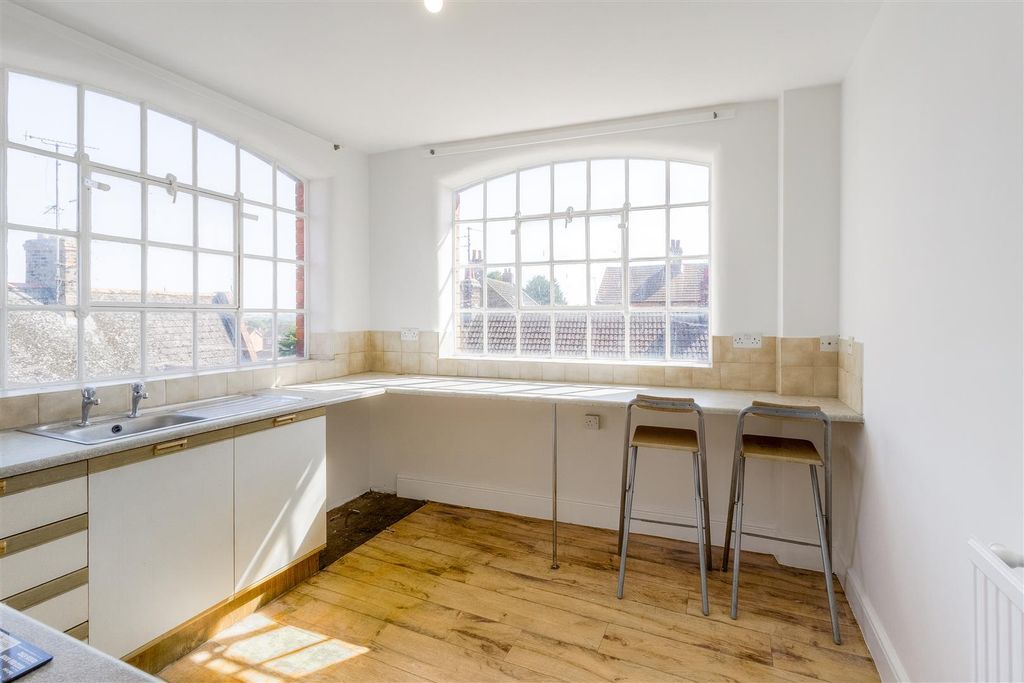 Property photo 3 of 8 Kitchen/Breakfast Room