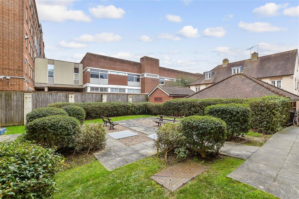 Property photo 3 of 10 Communal Gardens