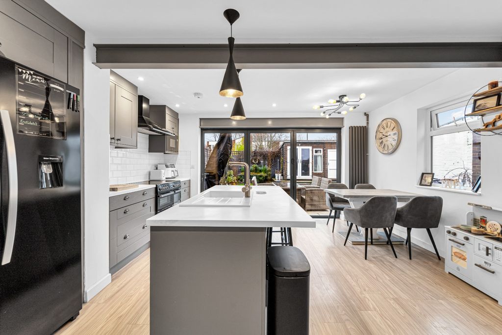 Property photo 3 of 14 4830073