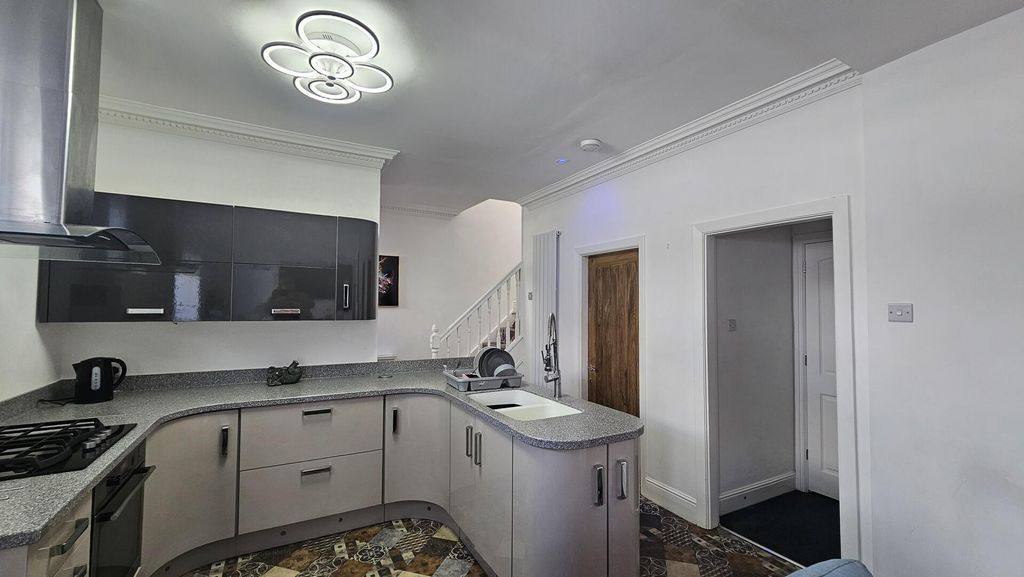 Property photo 2 of 9 Kitchen