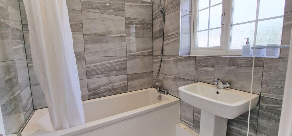 Property photo 3 of 11 Bathroom