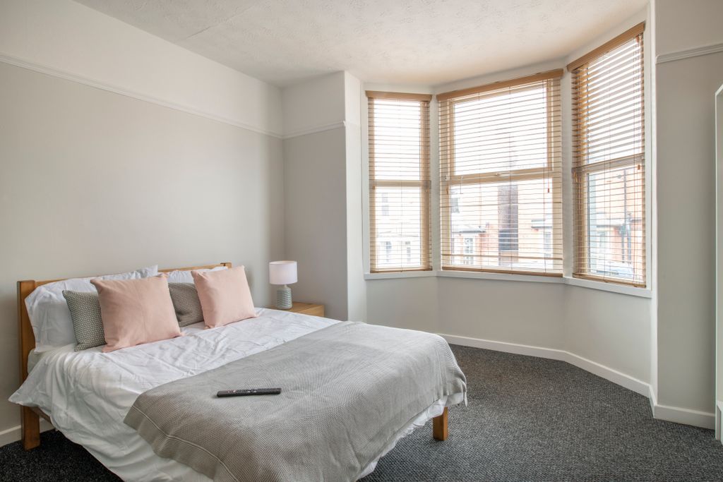 Property photo 2 of 17 8 Rothesay, Bedroom 1