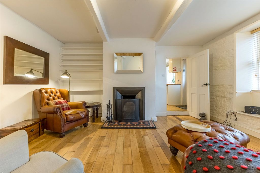 Property photo 2 of 19 Lounge