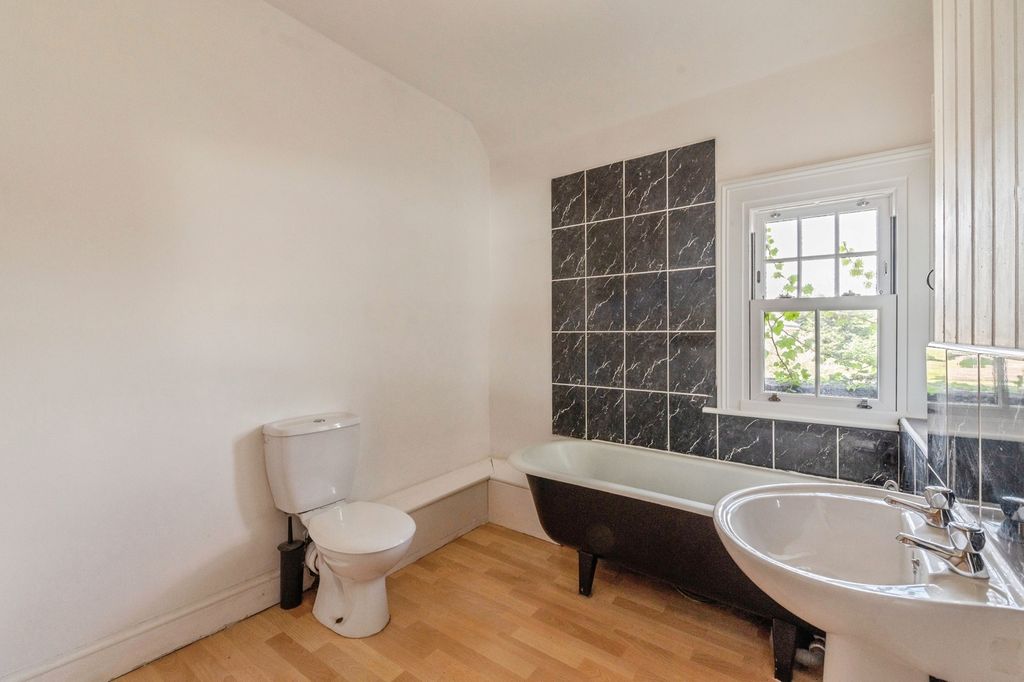 Property photo 3 of 16 Picture