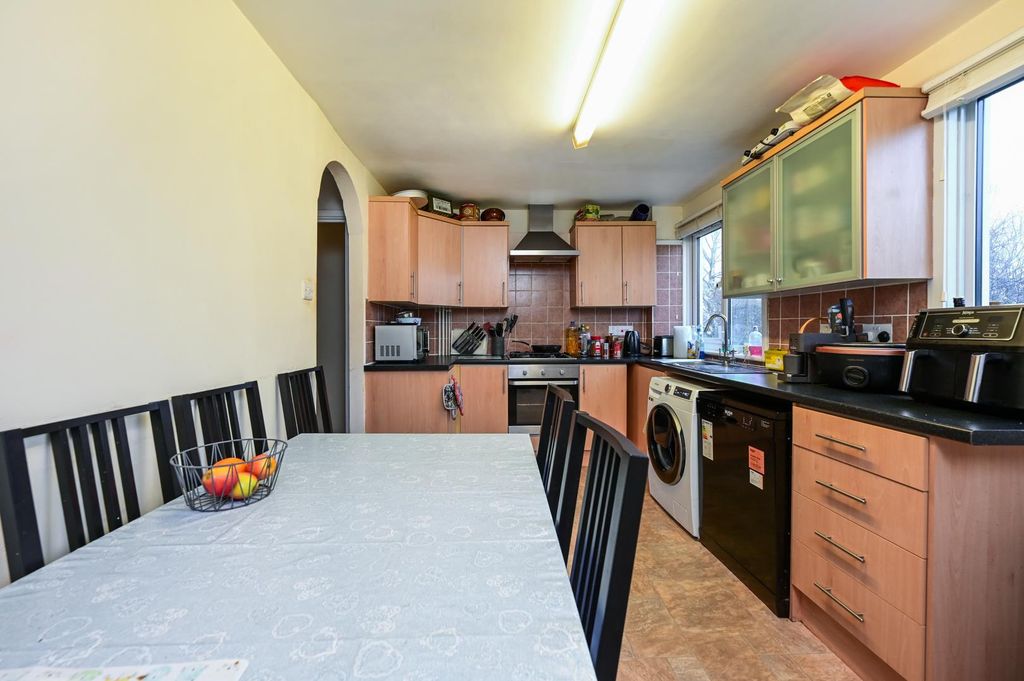 Property photo 3 of 11 Selby Walk