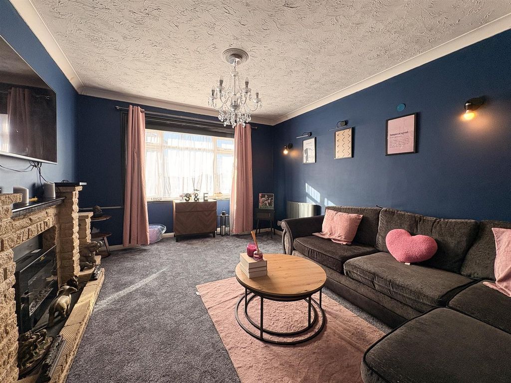 Property photo 3 of 11 Livingroom-1.Jpg