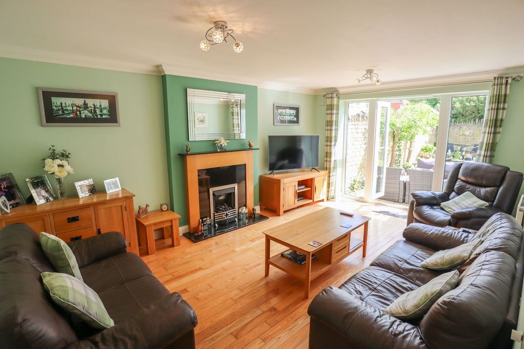 Property photo 2 of 27