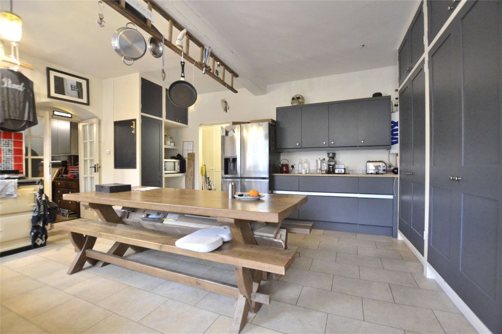 Property photo 3 of 7 Kitchen