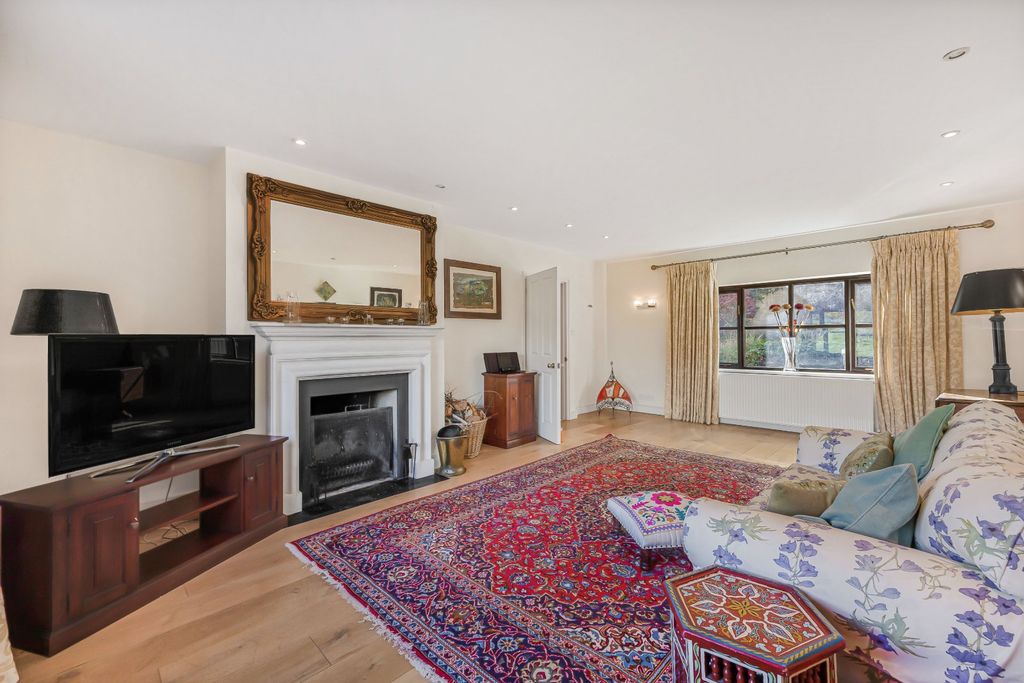 Property photo 3 of 23 Sitting Room