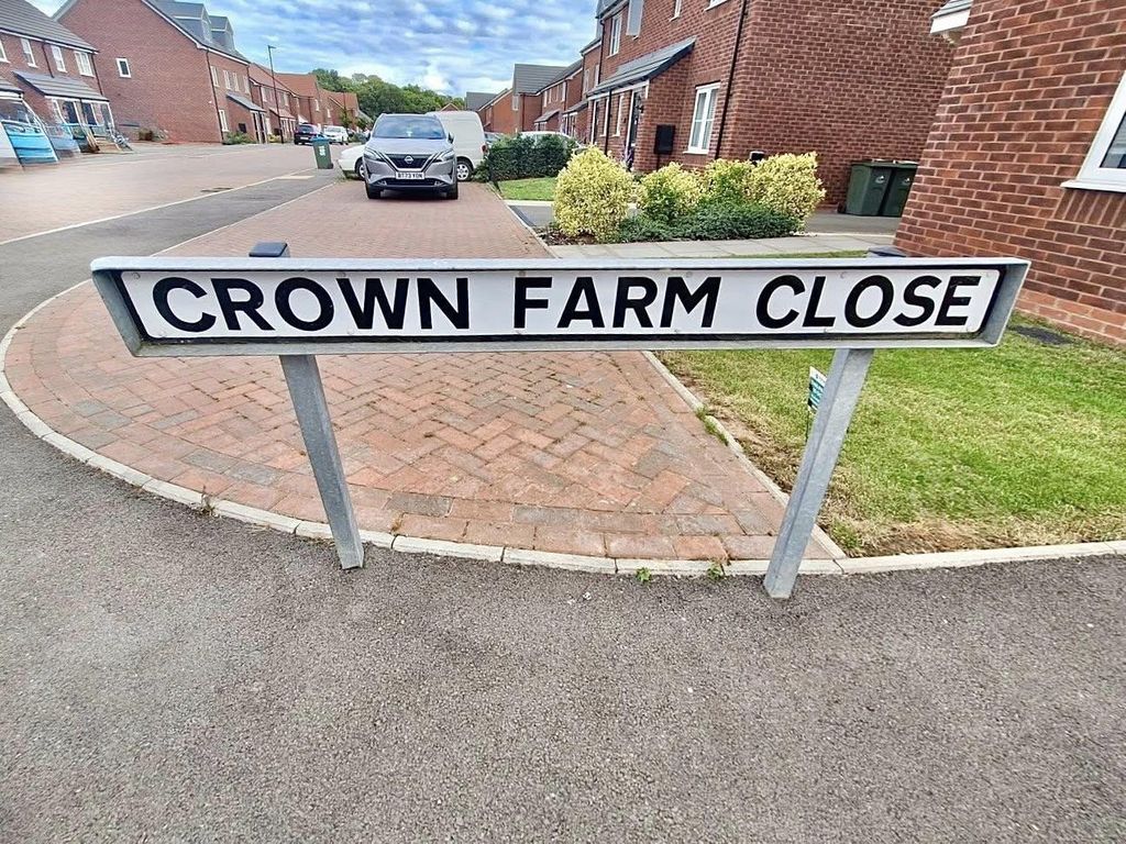 Property photo 2 of 9 Crown Farm Close.Jpg
