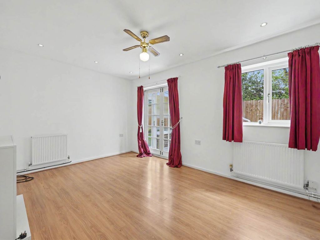 Property photo 3 of 20 Lounge