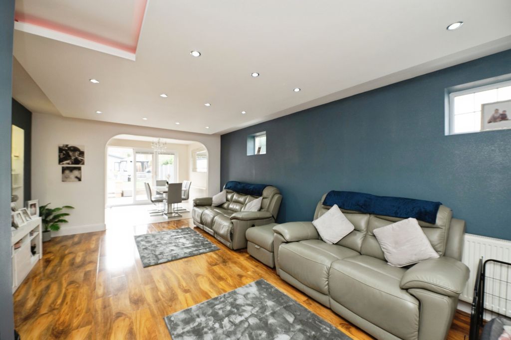 Property photo 2 of 20 Family Lounge