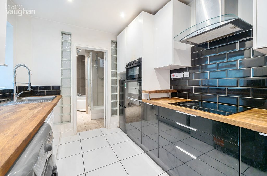 Property photo 3 of 8 Kitchen