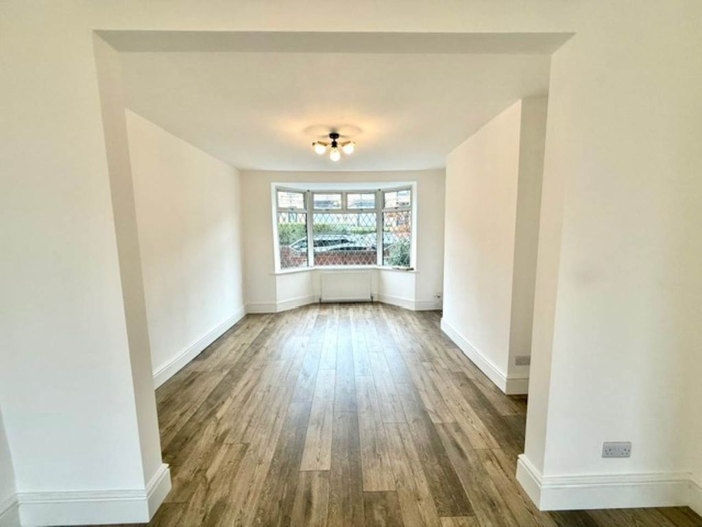 Property photo 3 of 31 Living Room Bay Window