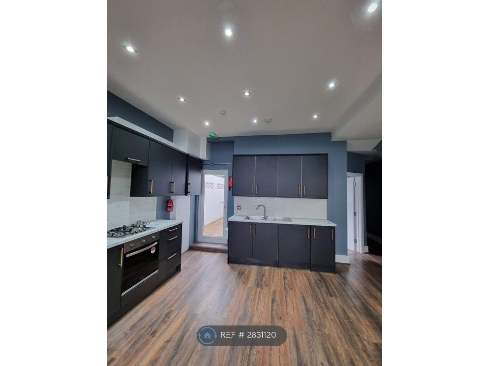 Property photo 3 of 11 Kitchen