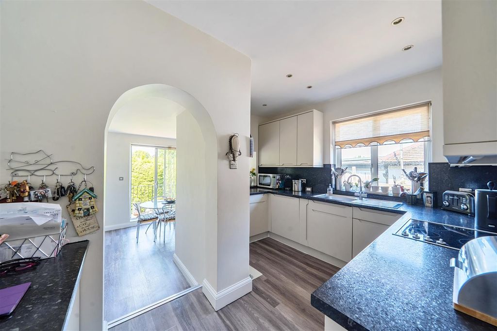 Property photo 2 of 16 Kitchen/Breakfast Room: