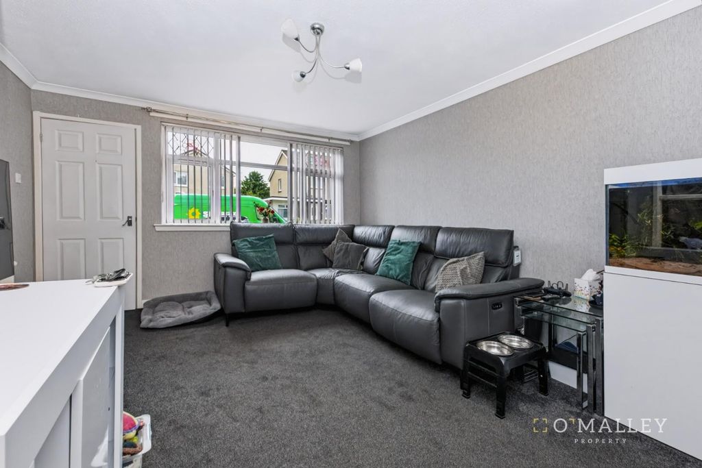 Property photo 3 of 13 Lounge