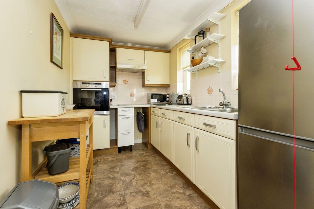 Property photo 3 of 11 Kitchen