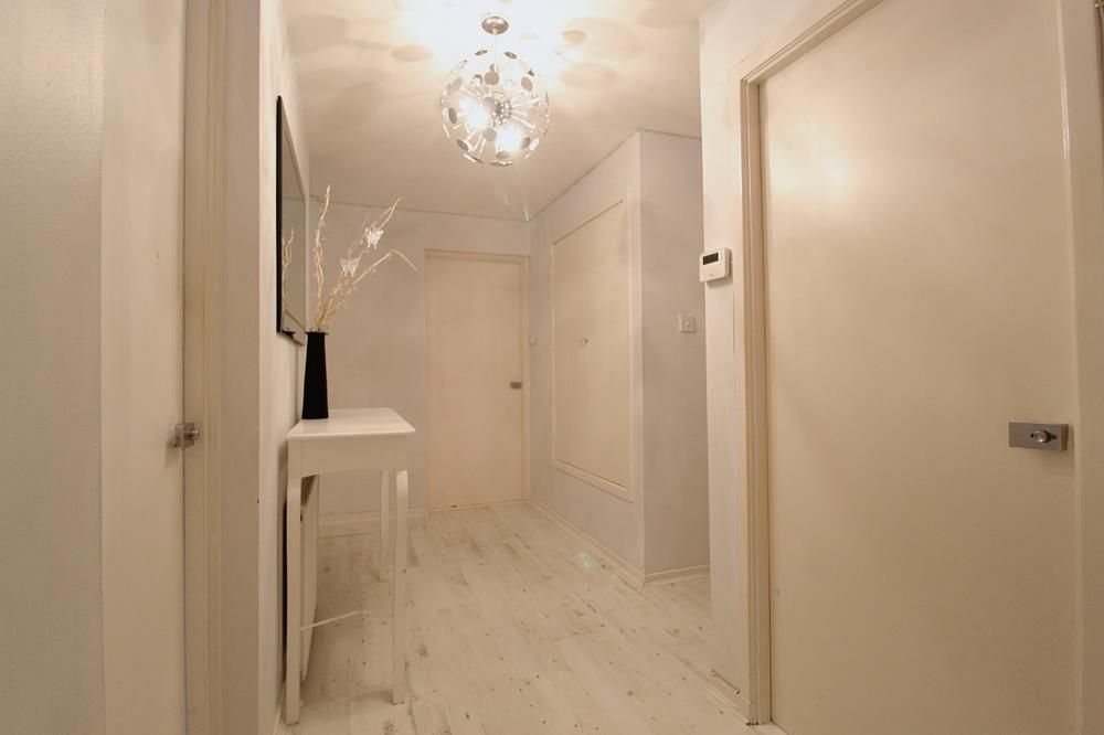 Property photo 3 of 7 Hall