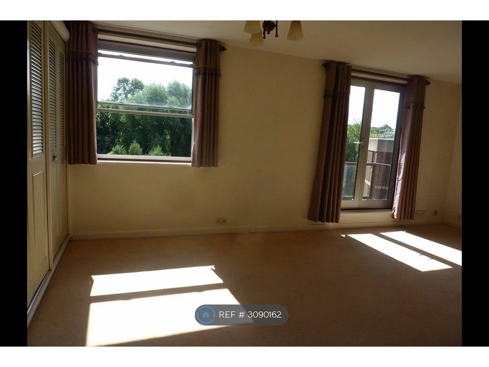 Property photo 2 of 6 Flat