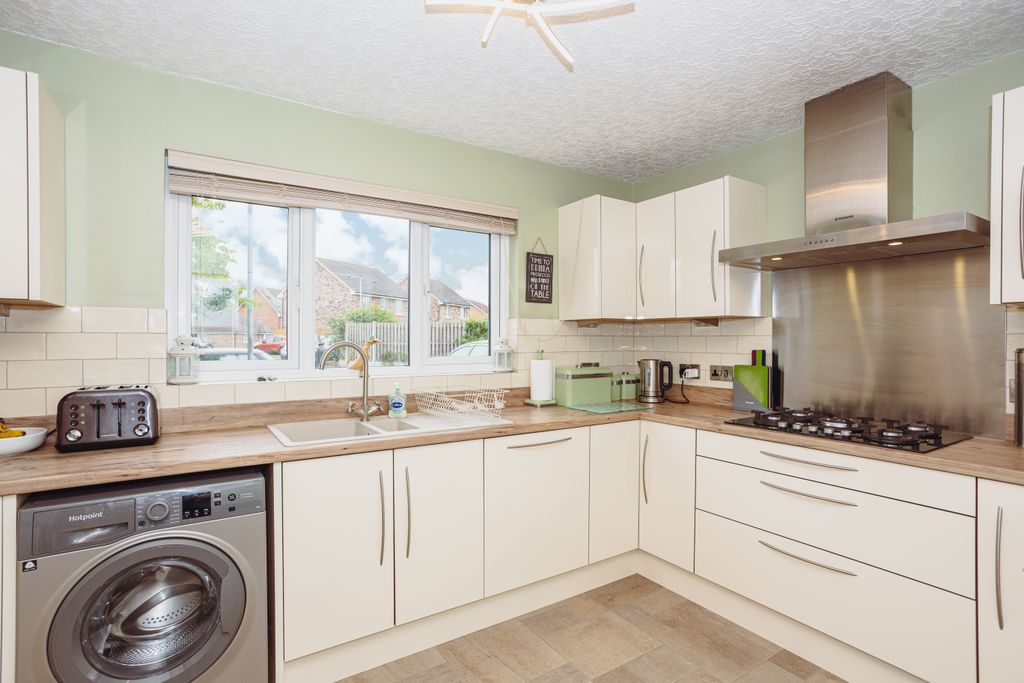 Property photo 3 of 30 Kitchen