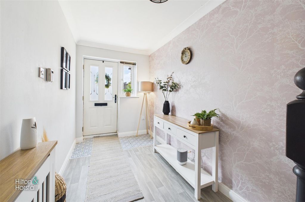 Property photo 2 of 22 Holmefield Gardens