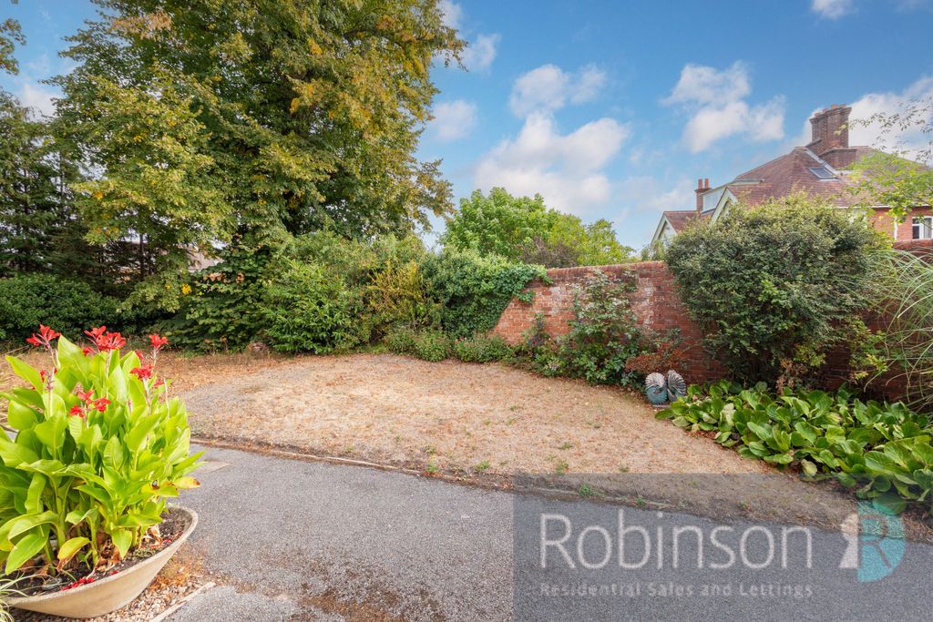 Property photo 2 of 12 26 Lynton Green-1