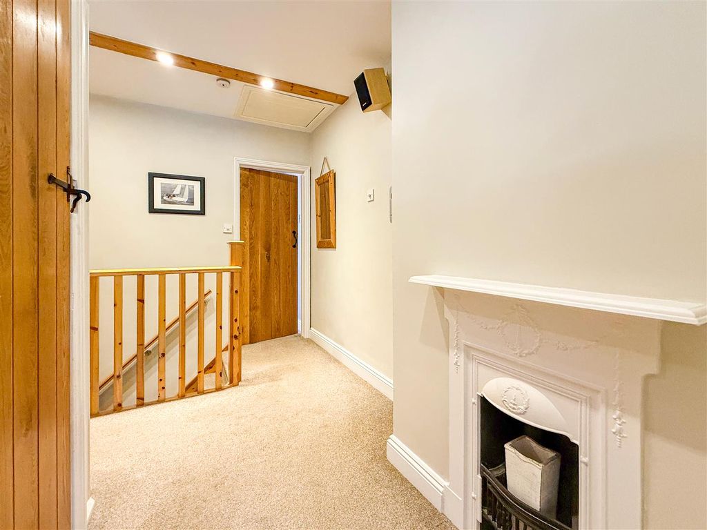 Property photo 3 of 19 Landing