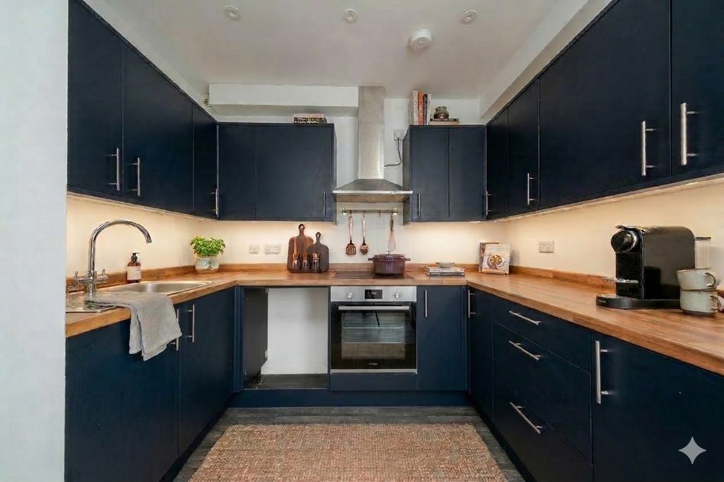 Property photo 2 of 18 Kitchen