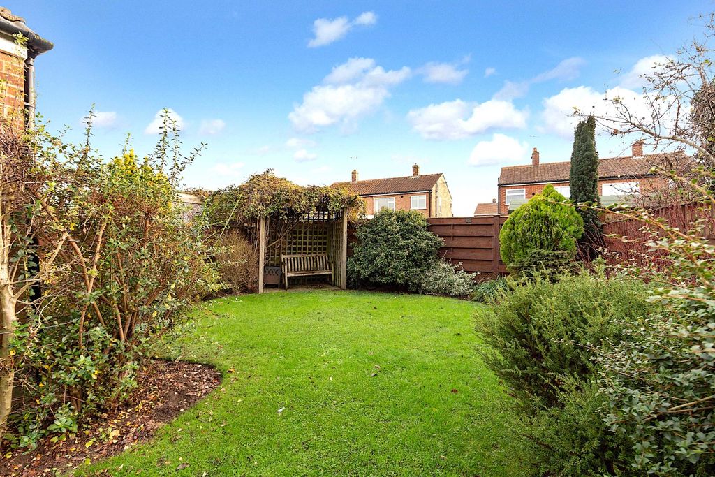 Property photo 3 of 22 Whitethorn Close - Garde