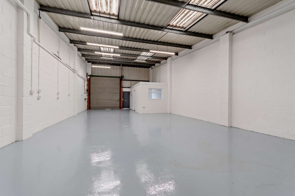 Property photo 3 of 11 8650055-Interior07-800