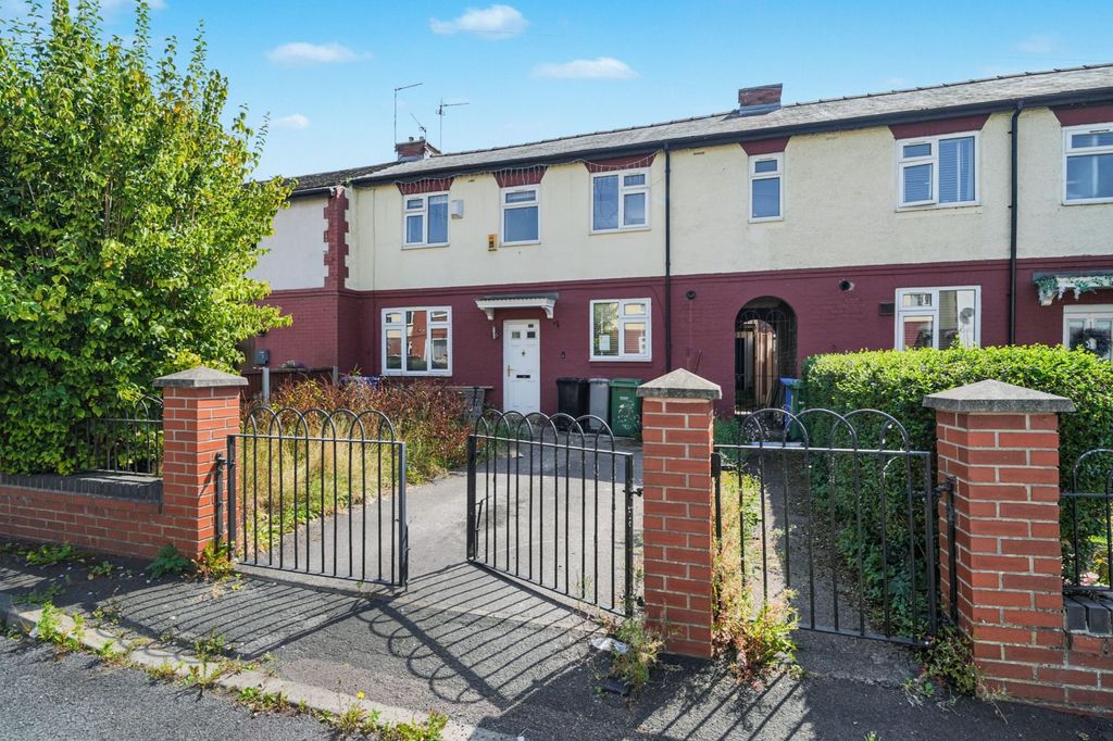 Property photo 2 of 18 5 Marple Grove, Stretford, Manchester M32 0Bd