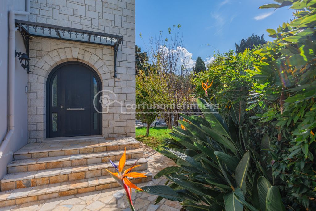 Property photo 2 of 18 Entrance