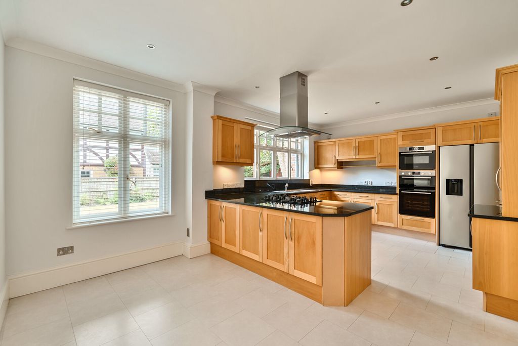 Property photo 2 of 13 Kitchen/Breakfast