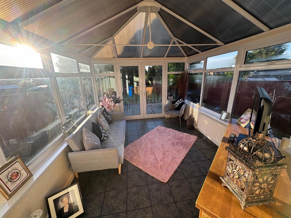 Property photo 2 of 12 Conservatory.Jpg