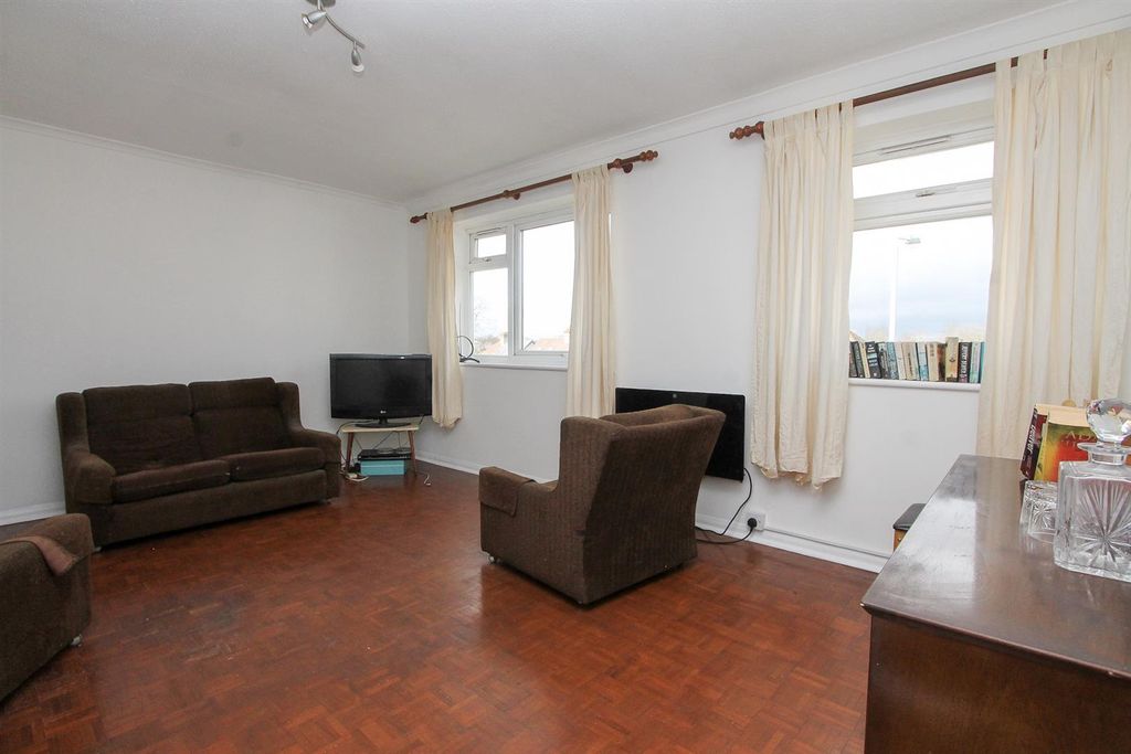 Property photo 3 of 17 Lounge3