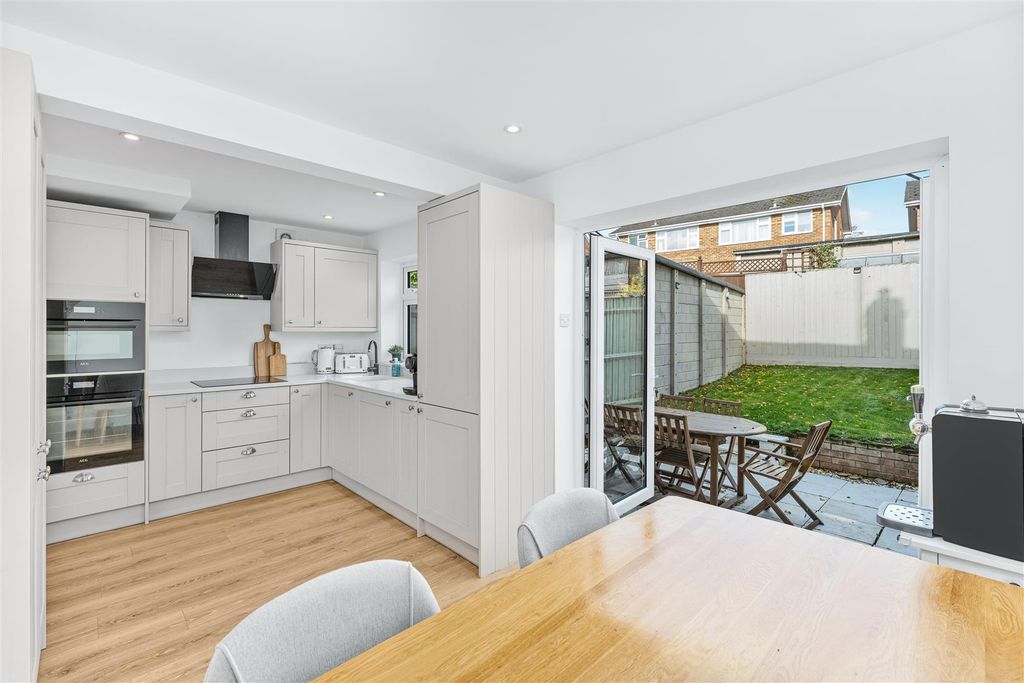 Property photo 2 of 15 22 Austin Drive, Banbury-14.Jpg