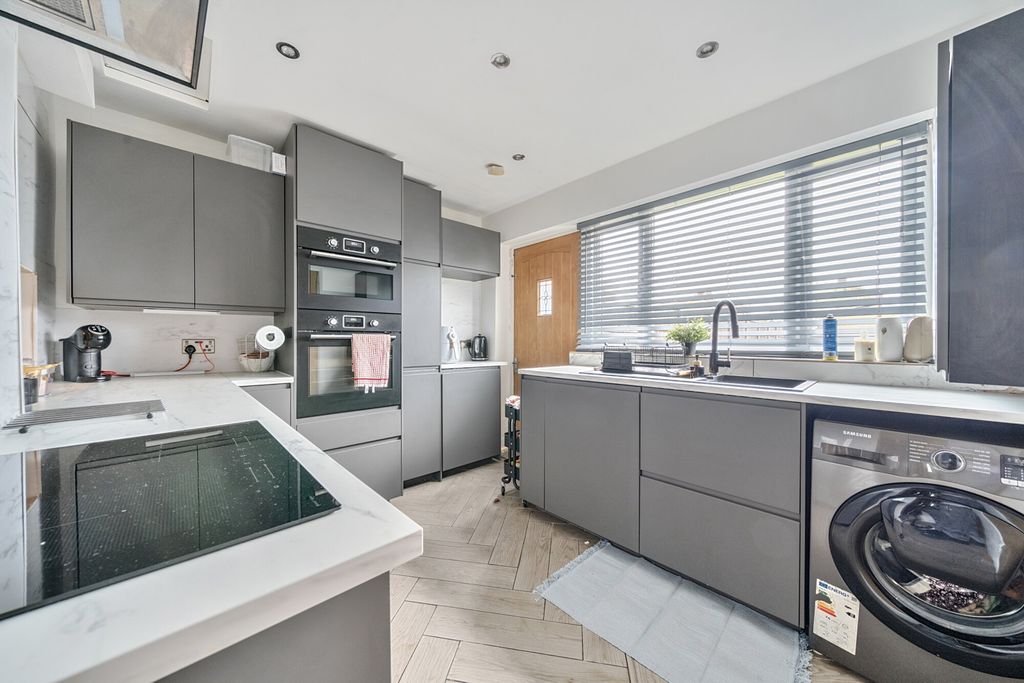 Property photo 3 of 12 Kitchen