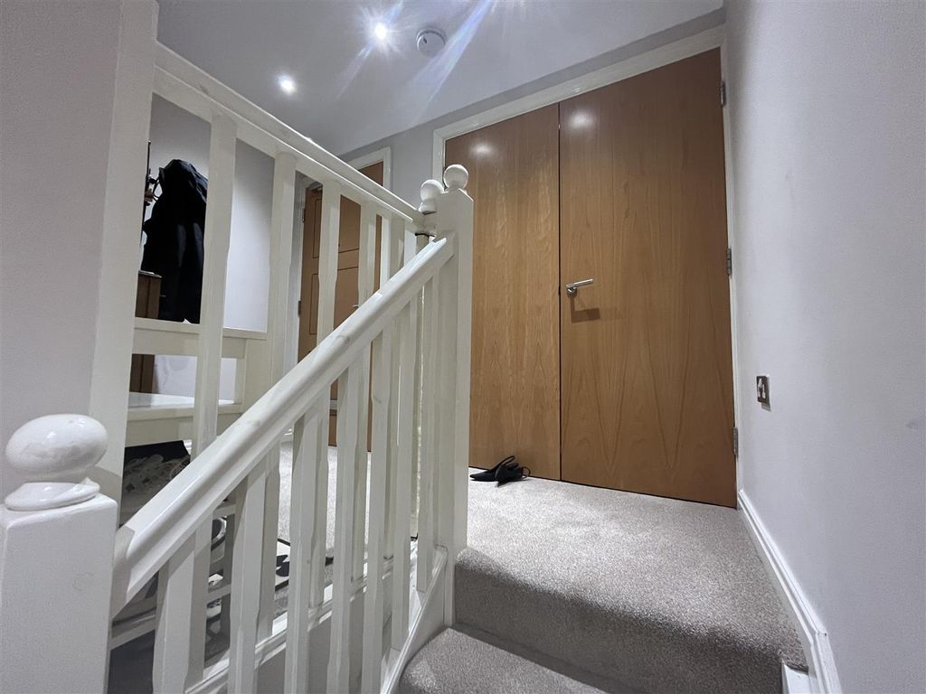 Property photo 3 of 11 Entrance