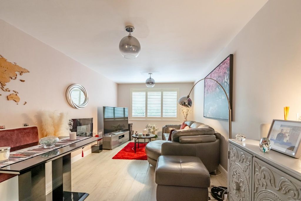 Property photo 3 of 10 Living Room