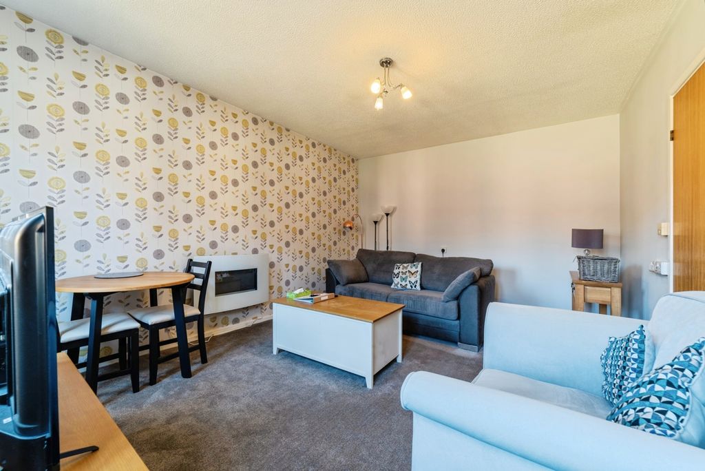 Property photo 3 of 12 Lounge