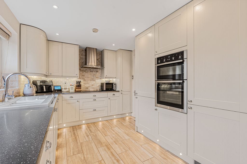 Additional image 9 of 4 bed detached house for saleWillowdale Close, Stroud, Hampshire GU32