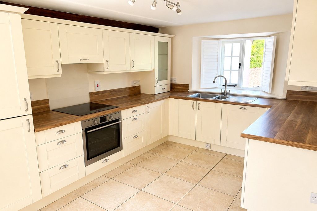 Property photo 2 of 9 Picture No. 15