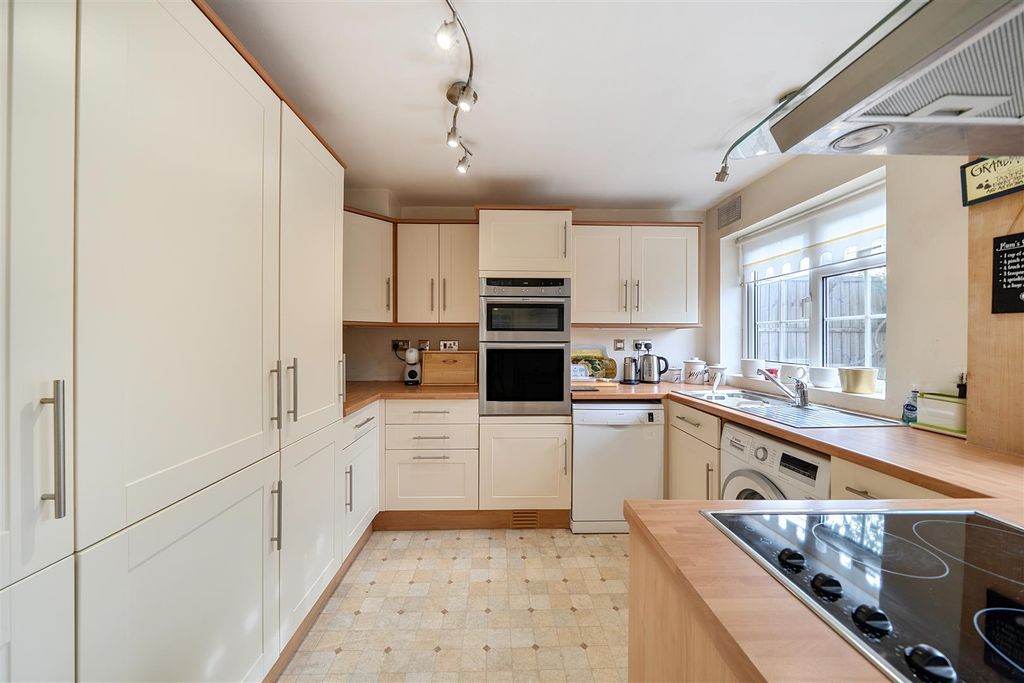 Property photo 2 of 16 Kitchen (2).Jpg