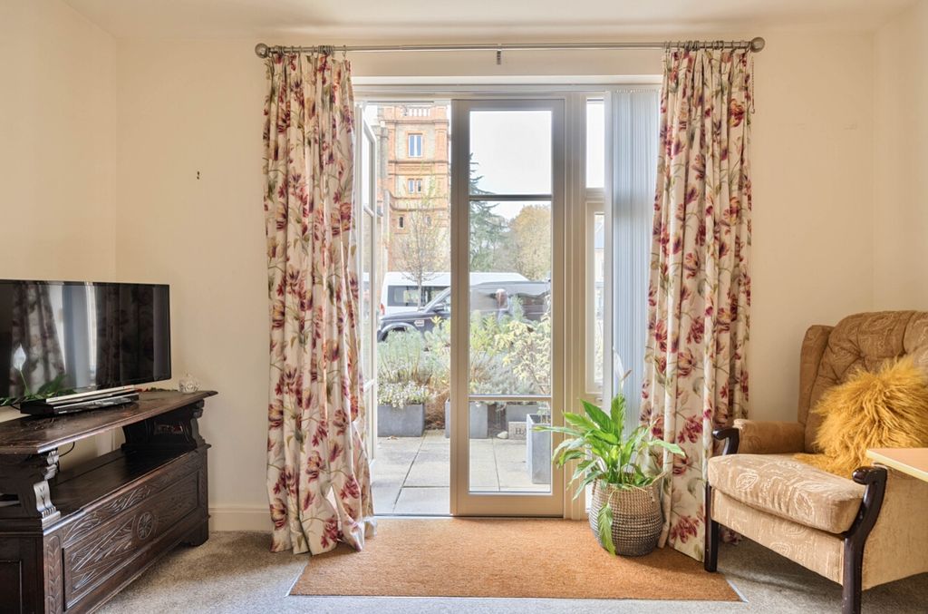 Property photo 2 of 32 Lounge