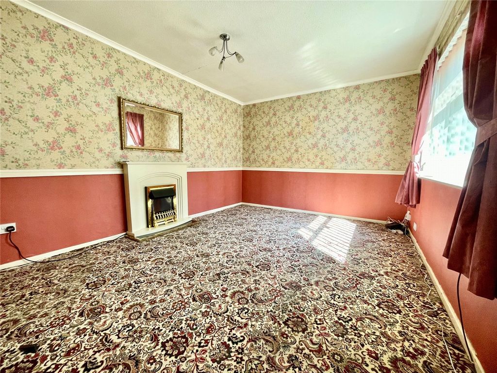 Property photo 3 of 13 Lounge