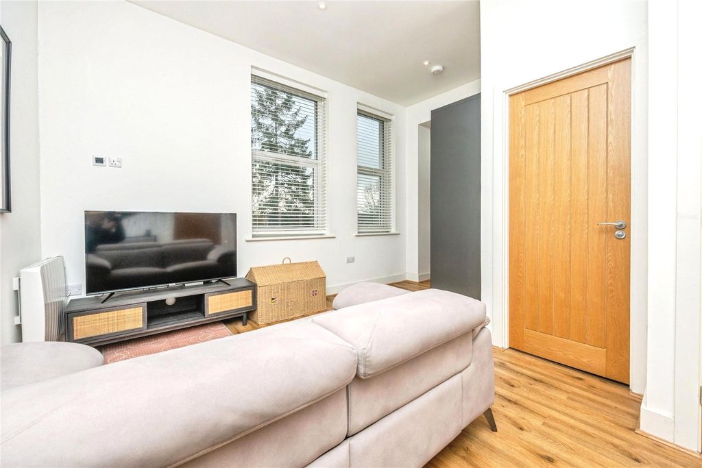 Property photo 3 of 13 High Ceilings