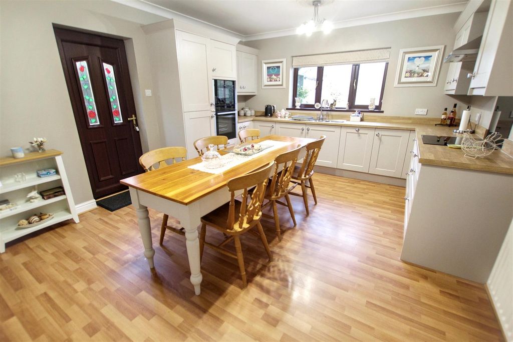 Property photo 2 of 12 Kitchen (1).Jpg